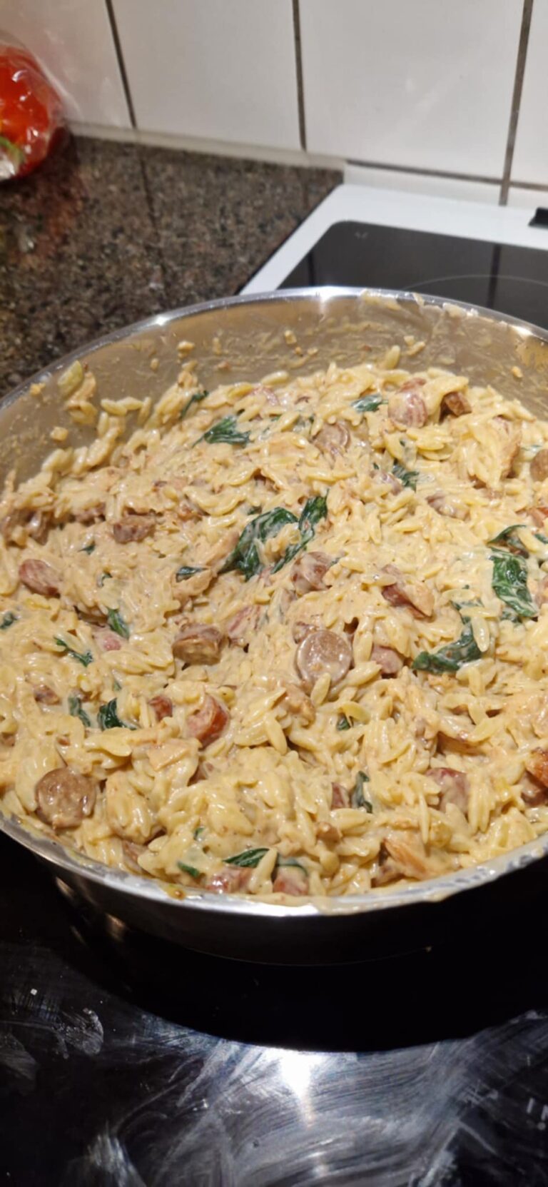 Cremet orzo gryde med chilipølser, mascarpone og frisk spinat.