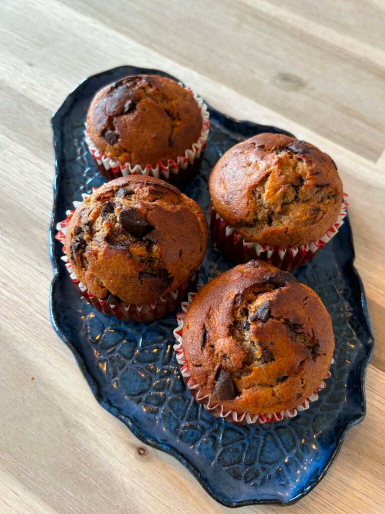 Glutenfri bananmuffins med boghvedemel, banan og mørk chokolade.