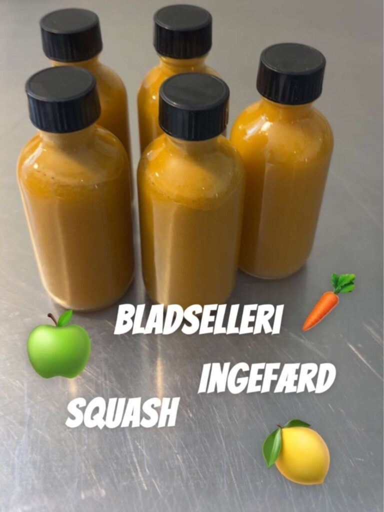 Gulerodsjuice med æble og ingefær på flasker, lavet med bladselleri, squash og citron.